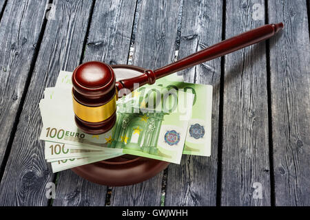 Holz Richter Hammer und hundert Euro Banknoten Stockfoto