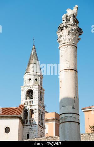 Löwe von Venedig auf die Spalte und Kirche Kirchturm in Zadar, Kroatien Stockfoto