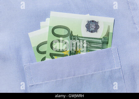 100 Euro-Banknoten in Hemdtasche Stockfoto