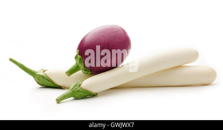 Frische Auberginen auf weißem Hintergrund closeup Stockfoto