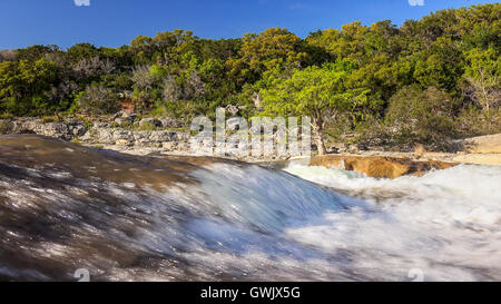 Pedernales River und fällt bei Pedernales Falls State Park im Texas Hill country Stockfoto