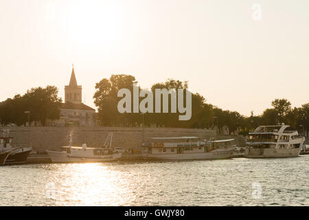 ZADAR, Kroatien - 1. September 2016: Hafen von Zadar mit Stadt Zentrum von Zadar im Hintergrund während des Sonnenuntergangs, Kroatien Stockfoto