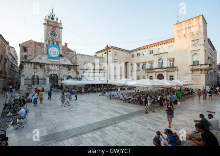 ZADAR, Kroatien - 1. September 2016: Peoples Square in Zadar entstand im Mittelalter als Plateau Magna (großer Platz). Stockfoto