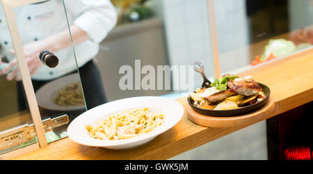 Portion gegrillter Lachs mit gedünstetem Gemüse Stockfoto