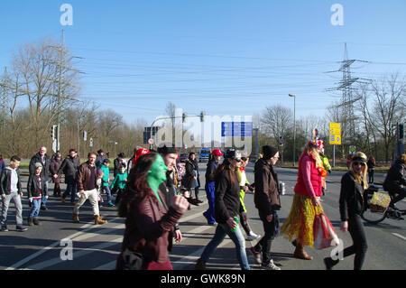 Straße, Freunde, Stadt, Spaß, Wohnwagen, Musik, Show, Menschen, Spaziergang, Kirmes, Zirkus, Tradition, Genuss, Gruppe, bunt, festival Stockfoto