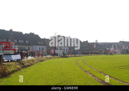 Straße, Freunde, Stadt, Spaß, Wohnwagen, Musik, Show, Menschen, Spaziergang, Kirmes, Zirkus, Tradition, Genuss, Gruppe, bunt, festival Stockfoto