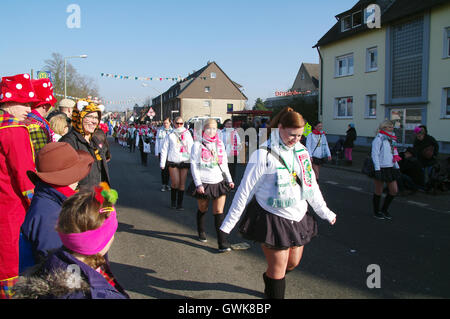 Straße, Freunde, Stadt, Spaß, Wohnwagen, Musik, Show, Menschen, Spaziergang, Kirmes, Zirkus, Tradition, Genuss, Gruppe, bunt, festival Stockfoto