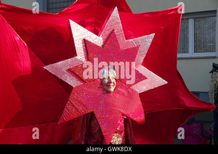 Straße, Freunde, Stadt, Spaß, Wohnwagen, Musik, Show, Menschen, Spaziergang, Kirmes, Zirkus, Tradition, Genuss, Gruppe, bunt, festival Stockfoto