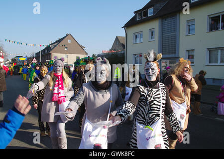 Straße, Freunde, Stadt, Spaß, Wohnwagen, Musik, Show, Menschen, Spaziergang, Kirmes, Zirkus, Tradition, Genuss, Gruppe, bunt, festival Stockfoto