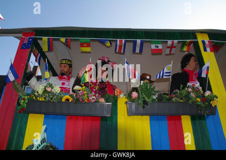 Straße, Freunde, Stadt, Spaß, Wohnwagen, Musik, Show, Menschen, Spaziergang, Kirmes, Zirkus, Tradition, Genuss, Gruppe, bunt, festival Stockfoto