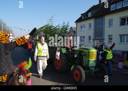 Straße, Freunde, Stadt, Spaß, Wohnwagen, Musik, Show, Menschen, Spaziergang, Kirmes, Zirkus, Tradition, Genuss, Gruppe, bunt, festival Stockfoto