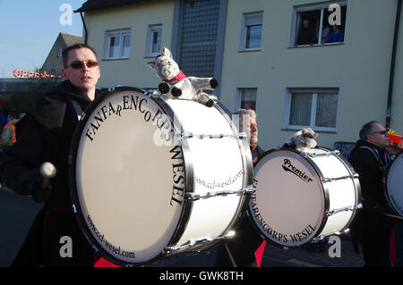 Straße, Freunde, Stadt, Spaß, Wohnwagen, Musik, Show, Menschen, Spaziergang, Kirmes, Zirkus, Tradition, Genuss, Gruppe, bunt, festival Stockfoto