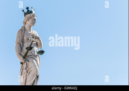 Statue der Gerechtigkeit, auf dem Hintergrund des Himmels Stockfoto