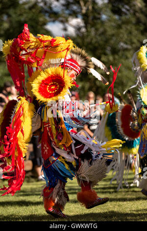 Indianische Tänzern aus der Arapahoe Menschen in Trachten gekleidet führen einen ausgefallenen Tanz im Indian Village während Cheyenne Frontier Days 25. Juli 2015 in Cheyenne, Wyoming. Frontier Days feiert die Cowboy Traditionen des Westens mit einem Rodeo, Parade und Fair. Stockfoto