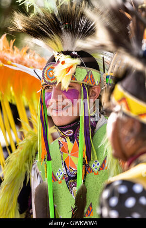 Indianische Tänzern aus der Arapahoe Menschen in Trachten gekleidet führen einen ausgefallenen Tanz im Indian Village während Cheyenne Frontier Days 25. Juli 2015 in Cheyenne, Wyoming. Frontier Days feiert die Cowboy Traditionen des Westens mit einem Rodeo, Parade und Fair. Stockfoto