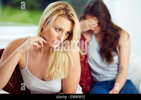 Zwei Frauen streiten Stockfoto