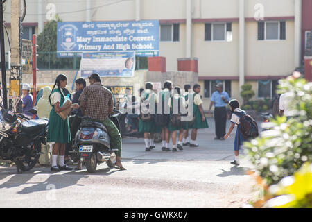 Kinder, die Ankunft am Morgen in der Schule in Bangalore, Indien. Stockfoto