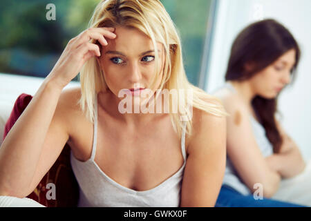 2 Frauen streiten Stockfoto