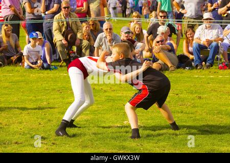 Jungen Cumberland Wrestling. Bellingham zeigen und Country-Festival, Bellingham, Northumberland, England, Vereinigtes Königreich. Stockfoto