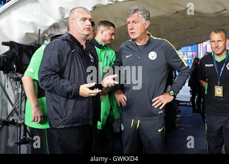 Manchester Citys Kopf Platzwart Lee Jackson und Co Co-Trainer Brian Kidd vor der Champions League match bei Etihad Stadium, Manchester. Stockfoto