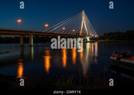 Nachtansicht der Fusse Schrägseilbrücke in Warschau, Polen Stockfoto