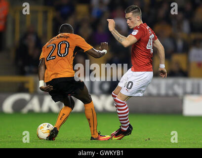 Wolverhampton Wanderers Prinz Oniangue (links) und Barnsley Ryan Kent Kampf um den Ball während der Himmel Bet Meisterschaft match bei Molineux, Wolverhampton. Stockfoto