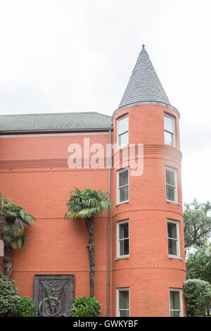 Red Brick Hotel mit Rundturm in Tropen Stockfoto