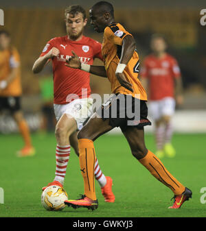 Wolverhampton Wanderers Prinz Oniangue (rechts) und Barnsley Sam Winnall Kampf um den Ball während der Himmel Bet Meisterschaft match bei Molineux, Wolverhampton. Stockfoto