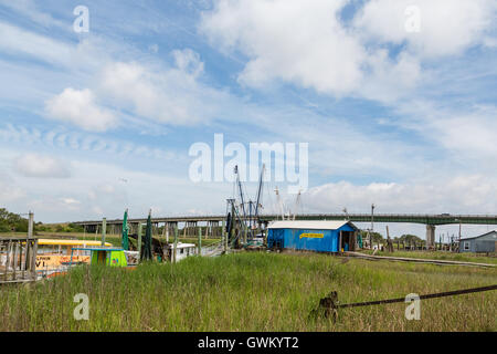 Garnelen, Fischen und Tour Boote auf einem Fluss durch ein Salz Wasser Sumpf zwischen Savanne und Tybee Island, Georgia Stockfoto