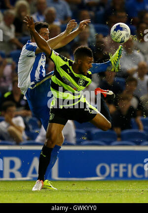 Huddersfield Town Elias Kachunga (rechts) wird durch Brighton & Hove Albions Lewis Dunk während der Himmel Bet Meisterschaftsspiel im AMEX Stadium Brighton herausgefordert. Stockfoto