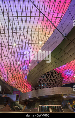 Voll von LED-Leuchten bunte Dach Ansicht von unten am Busan Cinema Center (oder "Dureraum") in Busan, Südkorea in der Nacht. Stockfoto