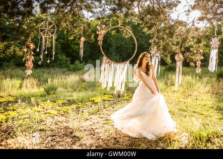 junge rothaarige Mädchen lächelnd, Mädchen in den Wald, schöne rothaarige junge Mädchen, Mädchen in der Nähe von dreamcatcher Stockfoto