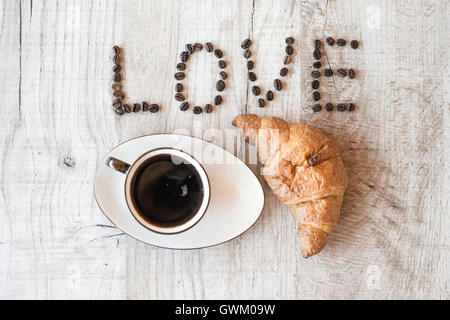 Tasse Kaffee mit Croissant. Titel, ich liebe Kaffee. Stockfoto