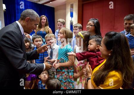 US-Präsident Barack Obama begrüßt Kinder von der US-Botschaft Personal 6. September 2016 in Vientiane, Laos. Obama ist in Laos für den ASEAN-Gipfel. Stockfoto