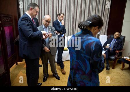 US-Präsident Barack Obama wartet mit senior Berater vor dem Treffen mit East Asia Summit Führern im National Convention Center 8. September 2016 in Vientiane, Laos. Obama ist in Laos für den ASEAN-Gipfel. Stockfoto