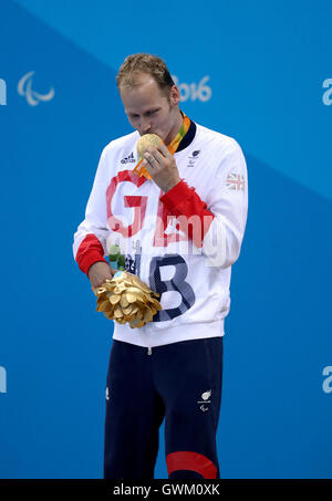 Großbritanniens Sascha Kindred feiert mit der Goldmedaille nach dem Gewinn der Männer 200-m-IM - SM6 Final auf dem Podium während des sechsten Tages der Rio Paralympischen Spiele 2016 in Rio De Janeiro, Brasilien. Stockfoto