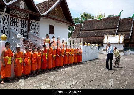 US-Präsident Barack Obama begrüßt Tempel Mönche mit einem Nop an der Wat Xiang Thong buddhistischen Tempel September 2016 in Luang Prabang, Laos. Obama ist in Laos für den ASEAN-Gipfel. Stockfoto