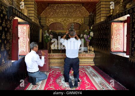 US-Präsident Barack Obama Aufzüge sprach eine Buddha-Statue über dem Kopf, eine Geste zu bringen Glück in der Horwai-Kapelle an der Wat Xiang Thong buddhistischen Tempel September 2016 in Luang Prabang, Laos. Obama ist in Laos für den ASEAN-Gipfel. Stockfoto