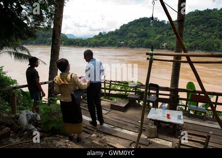 US-Präsident Barack Obama spricht mit Menschen in der Nähe der Ufer des Flusses Mekong September 2016 in Luang Prabang, Laos. Obama ist in Laos für den ASEAN-Gipfel. Stockfoto