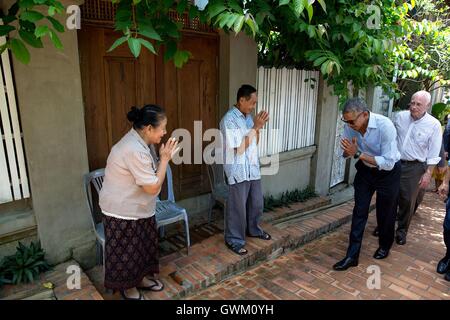 US-Präsident Barack Obama begrüßt Mitglieder der Gemeinschaft bei einem Spaziergang Besuch September 2016 in Luang Prabang, Laos. Obama ist in Laos für den ASEAN-Gipfel. Stockfoto