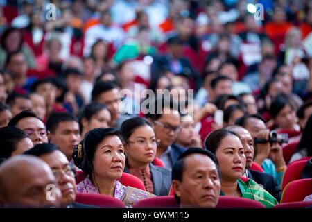 Publikum Mitglieder hören auf US-Präsident Barack Obamas Bemerkungen in Lao National Cultural Hall 5. September 2016 in Vientiane, Laos. Obama ist in Laos für den ASEAN-Gipfel. Stockfoto