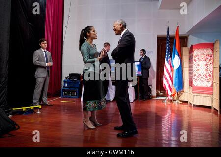 US-Präsident Barack Obama spricht mit US-Botschaft Mitarbeiter Stacey Phengyath in Lao National Cultural Hall 5. September 2016 in Vientiane, Laos. Obama ist in Laos für den ASEAN-Gipfel. Stockfoto