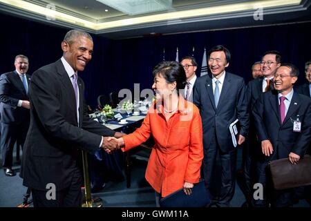 US-Präsident Barack Obama sagt Lebewohl, President Park Geun-Hye von der Republik Korea nach einem bilateralen Treffen 5. September 2016 in Vientiane, Laos. Obama ist in Laos für den ASEAN-Gipfel. Stockfoto