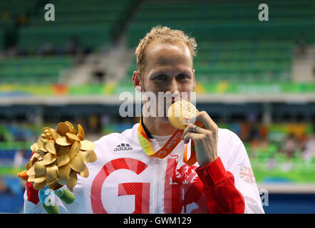 Großbritanniens Sascha Kindred feiert mit der Goldmedaille nach dem Gewinn der Herren 200m IM - Final SM6 während des sechsten Tages der Rio Paralympischen Spiele 2016 in Rio De Janeiro, Brasilien. Stockfoto