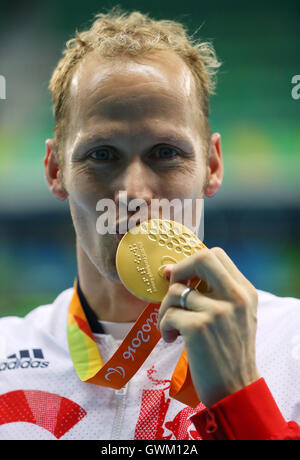 Großbritanniens Sascha Kindred feiert mit der Goldmedaille nach dem Gewinn der Herren 200m IM - Final SM6 während des sechsten Tages der Rio Paralympischen Spiele 2016 in Rio De Janeiro, Brasilien. Stockfoto