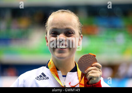 Großbritanniens Eleanor Simmonds feiert mit ihrer Bronzemedaille nach der Frauen 400-Meter-Freistil - Final S6 während des sechsten Tages der Rio Paralympischen Spiele 2016 in Rio De Janeiro, Brasilien. Stockfoto