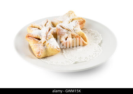 Kuchen mit Äpfeln auf weißen Teller auf dem weißen Hintergrund isoliert. Stockfoto