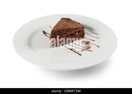 Stück Schokoladenkuchen auf weißen Teller auf dem weißen Hintergrund isoliert. Stockfoto