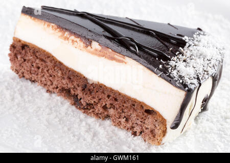 Schokoladen-Käsekuchen auf weißen Teller. Stockfoto