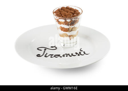 Tiramisu im Glas auf dem weißen Hintergrund isoliert. Stockfoto